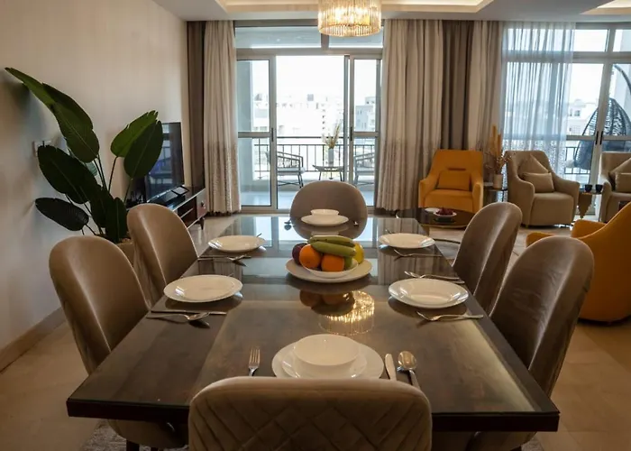 Cfc, Luxurious 4Br Apartment, Remarkable Value Unbeatable Location