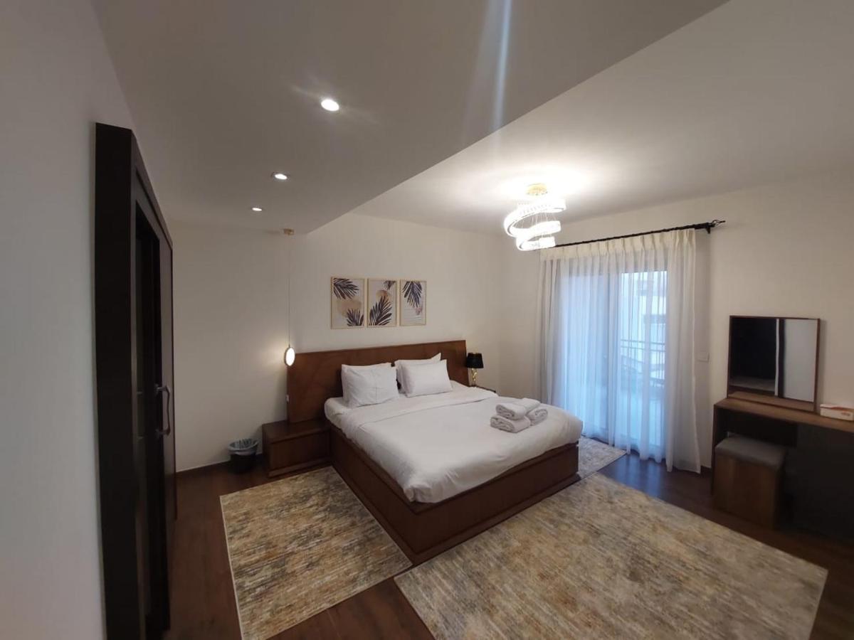 Cfc, Luxurious 4br Apartment, Remarkable Value Unbeatable Location Apartment *