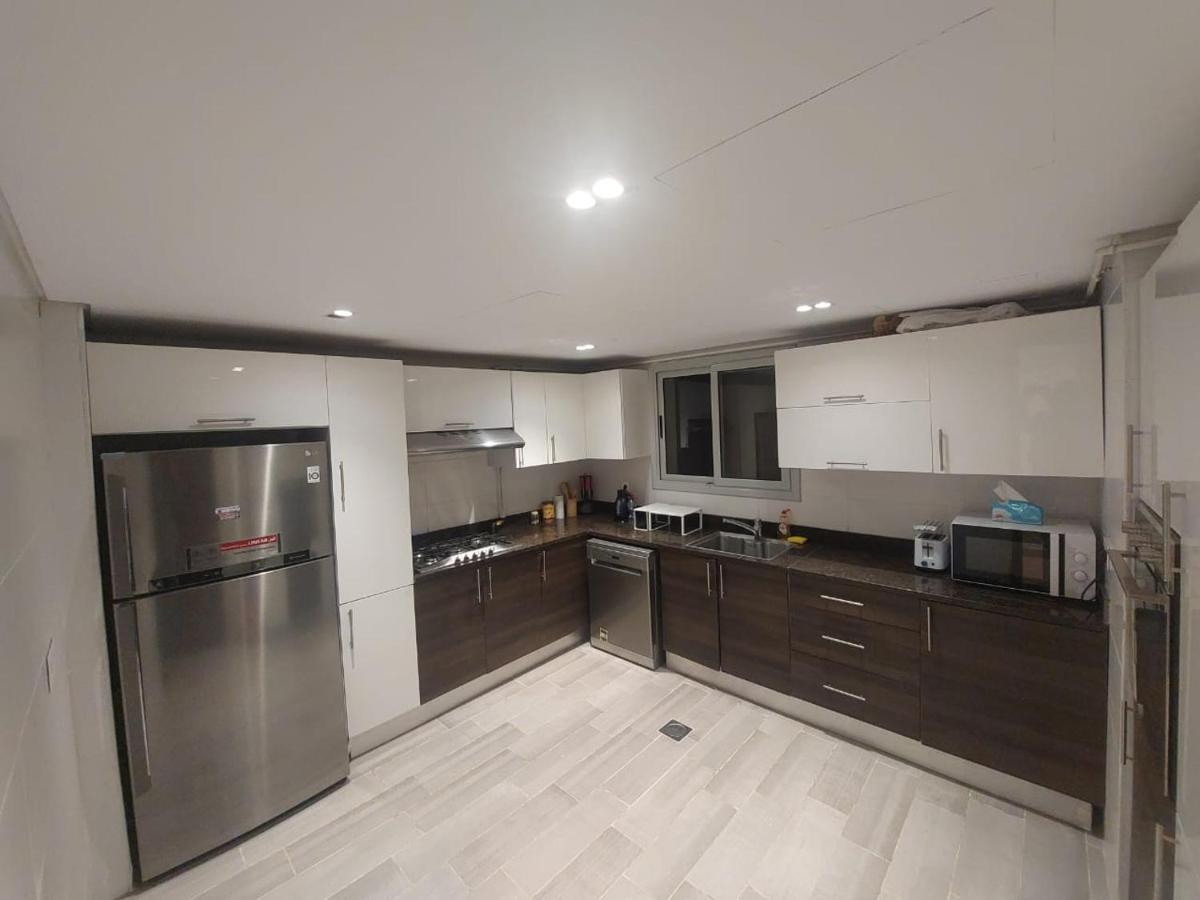 Cfc, Luxurious 4br Apartment, Remarkable Value Unbeatable Location Apartment