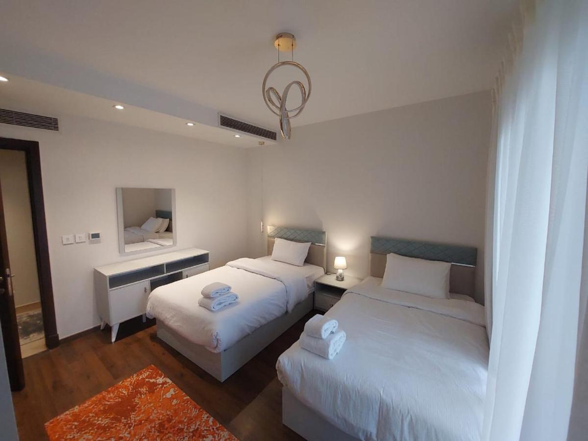 Cfc, Luxurious 4br Apartment, Remarkable Value Unbeatable Location *