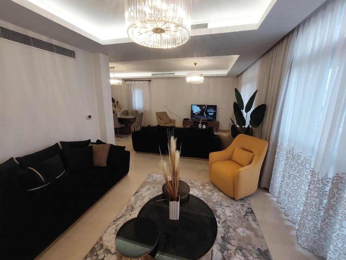 Cfc, Luxurious 4br Apartment, Remarkable Value Unbeatable Location