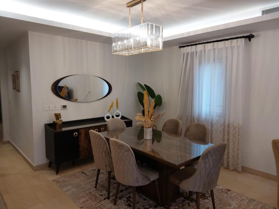 Apartment Cfc, Luxurious 4br Apartment, Remarkable Value Unbeatable Location