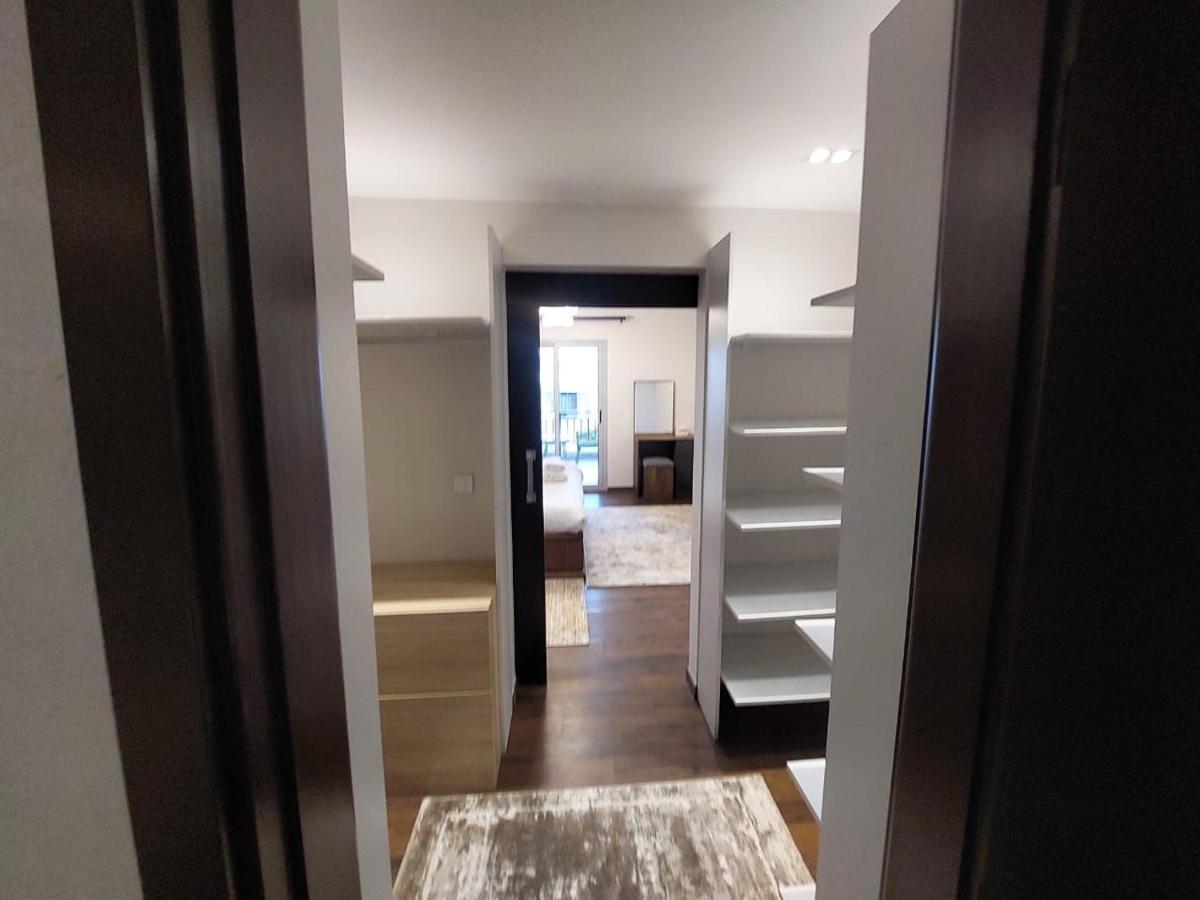 Cfc, Luxurious 4br Apartment, Remarkable Value Unbeatable Location Apartment