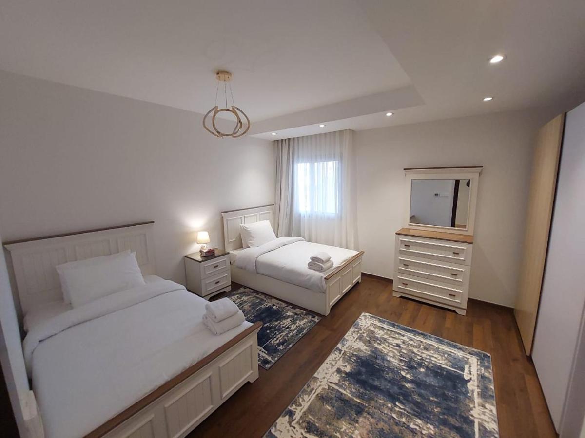 Apartment Cfc, Luxurious 4br Apartment, Remarkable Value Unbeatable Location