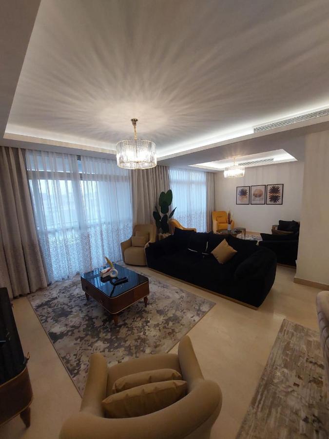 Cfc, Luxurious 4br Apartment, Remarkable Value Unbeatable Location Apartment