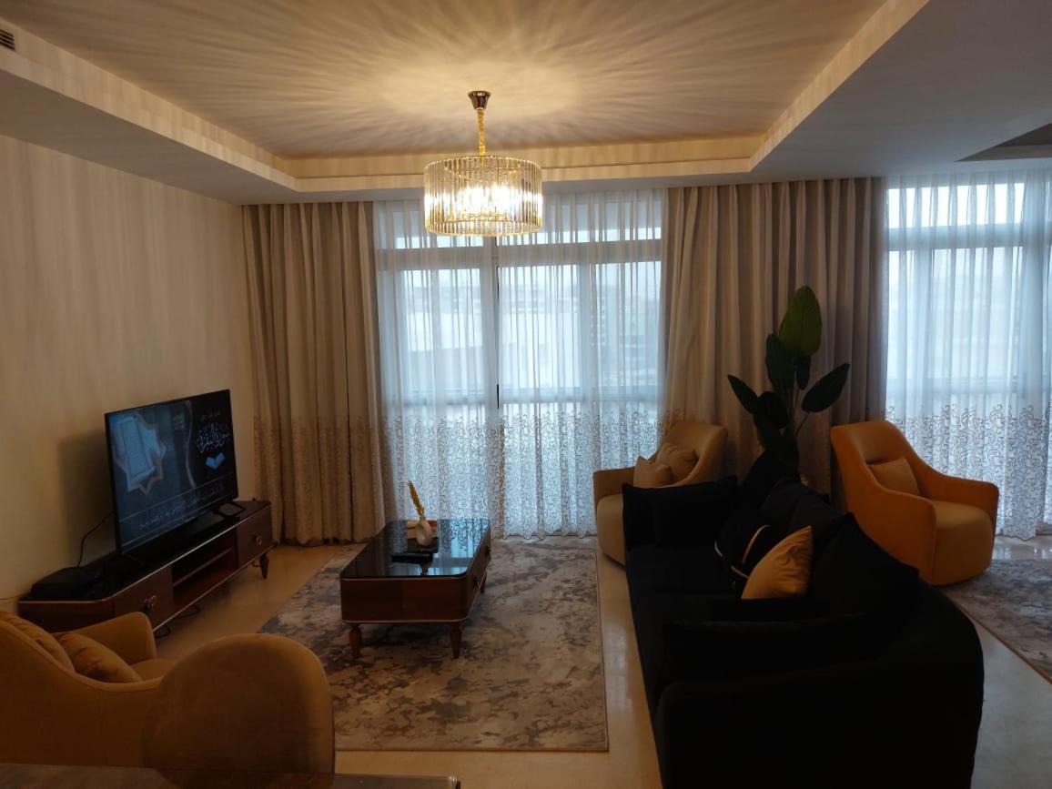 Cfc, Luxurious 4br Apartment, Remarkable Value Unbeatable Location *