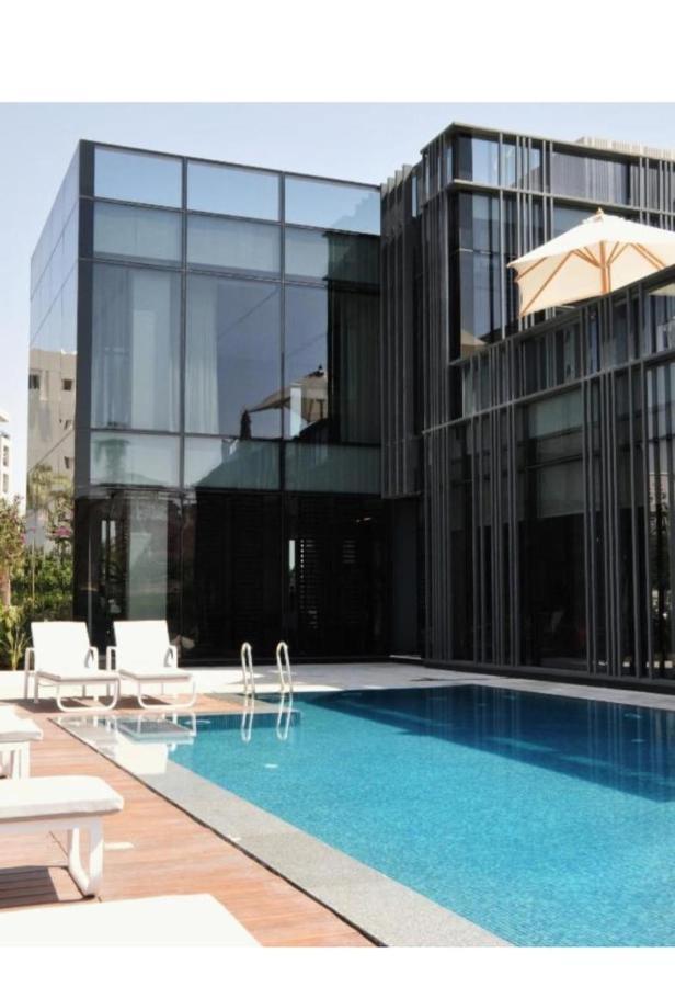 Cfc, Luxurious 4br Apartment, Remarkable Value Unbeatable Location