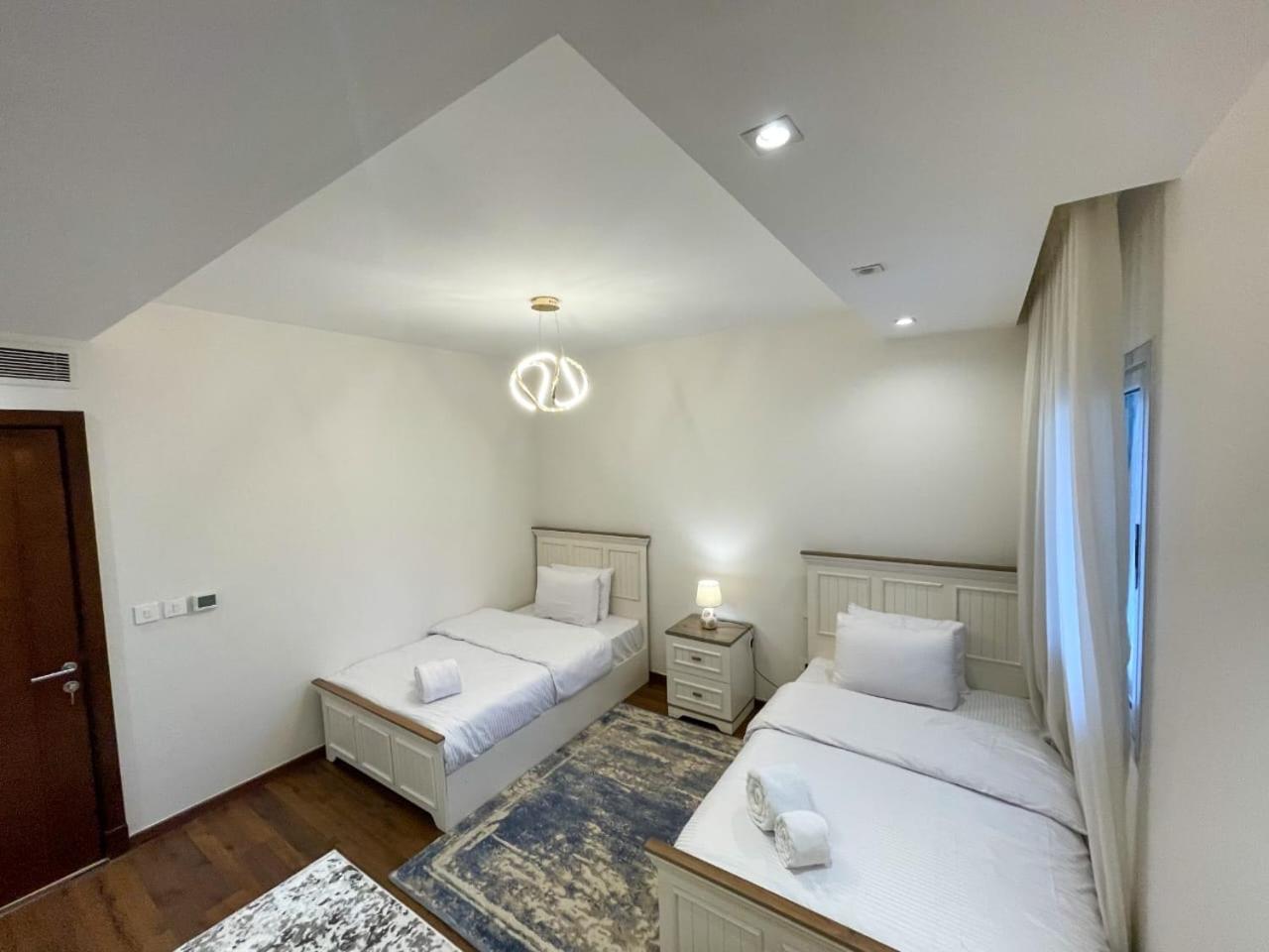 Cfc, Luxurious 4br Apartment, Remarkable Value Unbeatable Location *