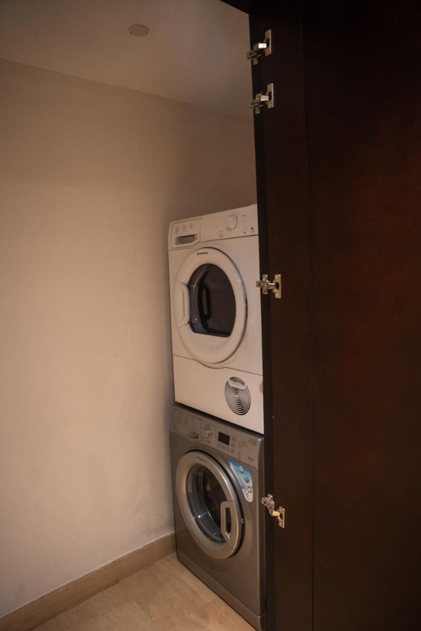 Cfc, Luxurious 4br Apartment, Remarkable Value Unbeatable Location Apartment