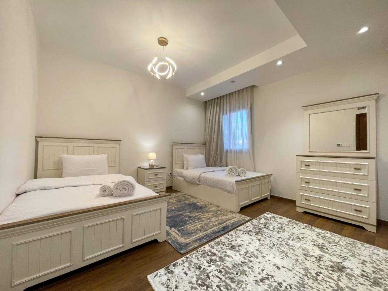 Apartment Cfc, Luxurious 4br Apartment, Remarkable Value Unbeatable Location