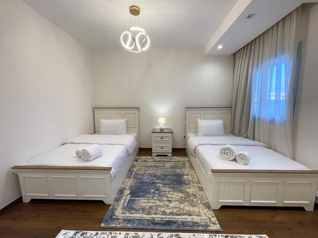 Cfc, Luxurious 4br Apartment, Remarkable Value Unbeatable Location