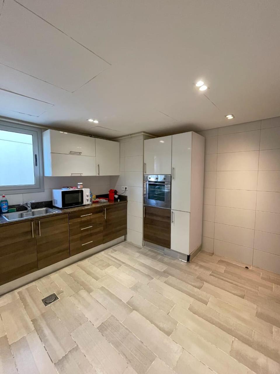 Cfc, Luxurious 4br Apartment, Remarkable Value Unbeatable Location