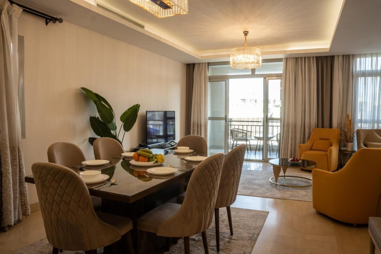 Apartment Cfc, Luxurious 4br Apartment, Remarkable Value Unbeatable Location