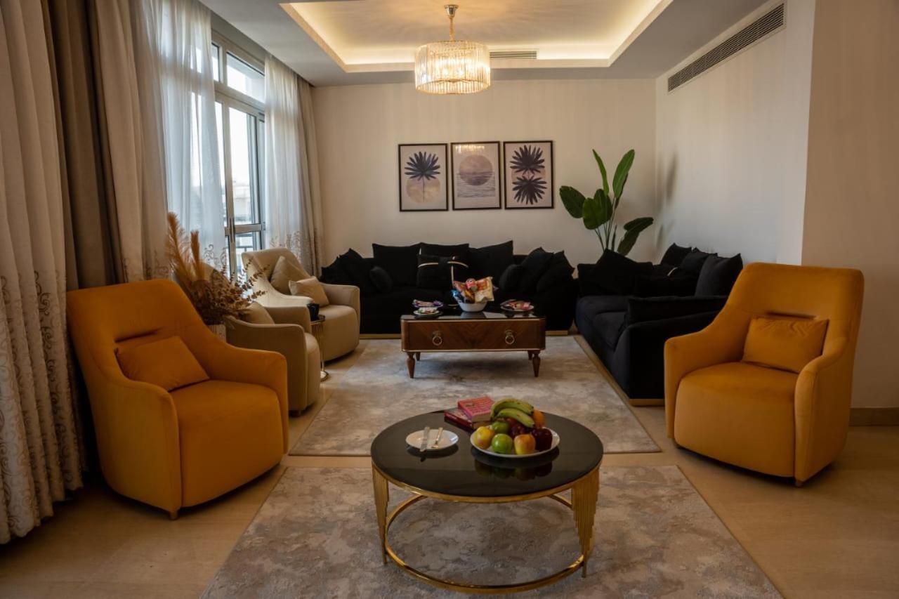 Cfc, Luxurious 4br Apartment, Remarkable Value Unbeatable Location Apartment *
